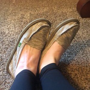 New Sanuks super cute slip-ons